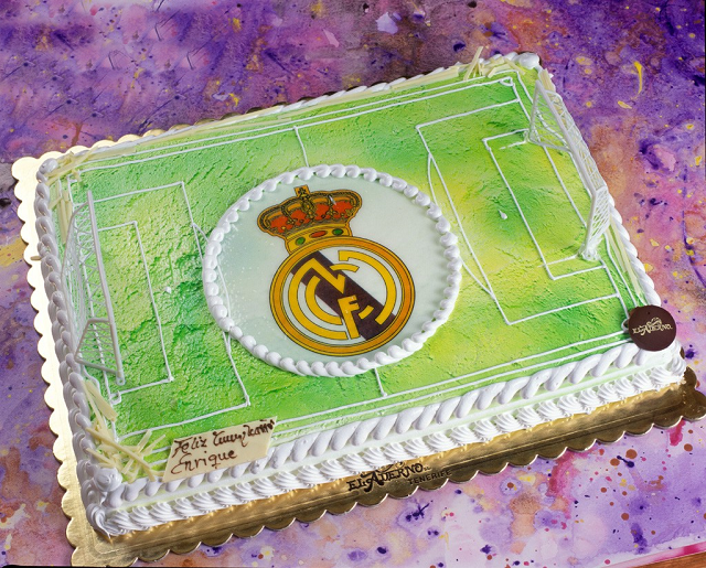 tarta infantil con oblea de escudo de Real Madrid